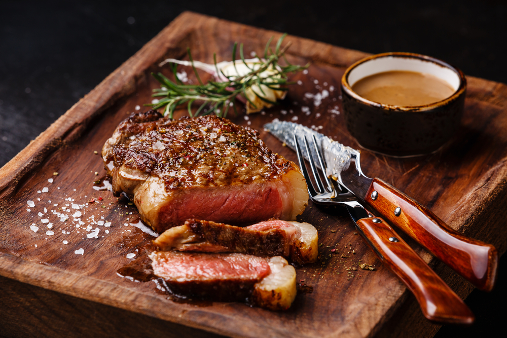 Corte de carne vacuna premium servido sobre una tabla, listo para la parrilla