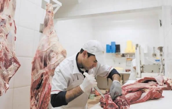 Personal de Frigorífico Don Silvio en el área de preparación de carne