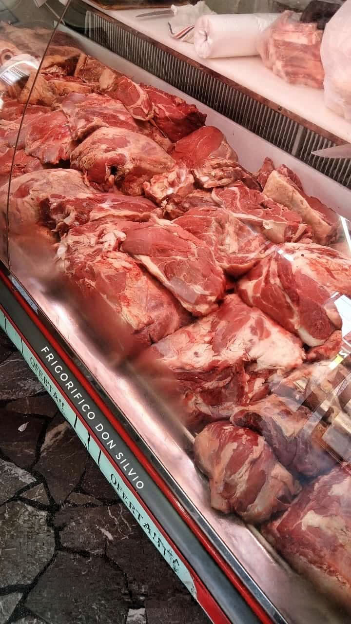 Mostrador de venta al público de carne vacuna, cerdo y pollo en Frigorífico Don Silvio